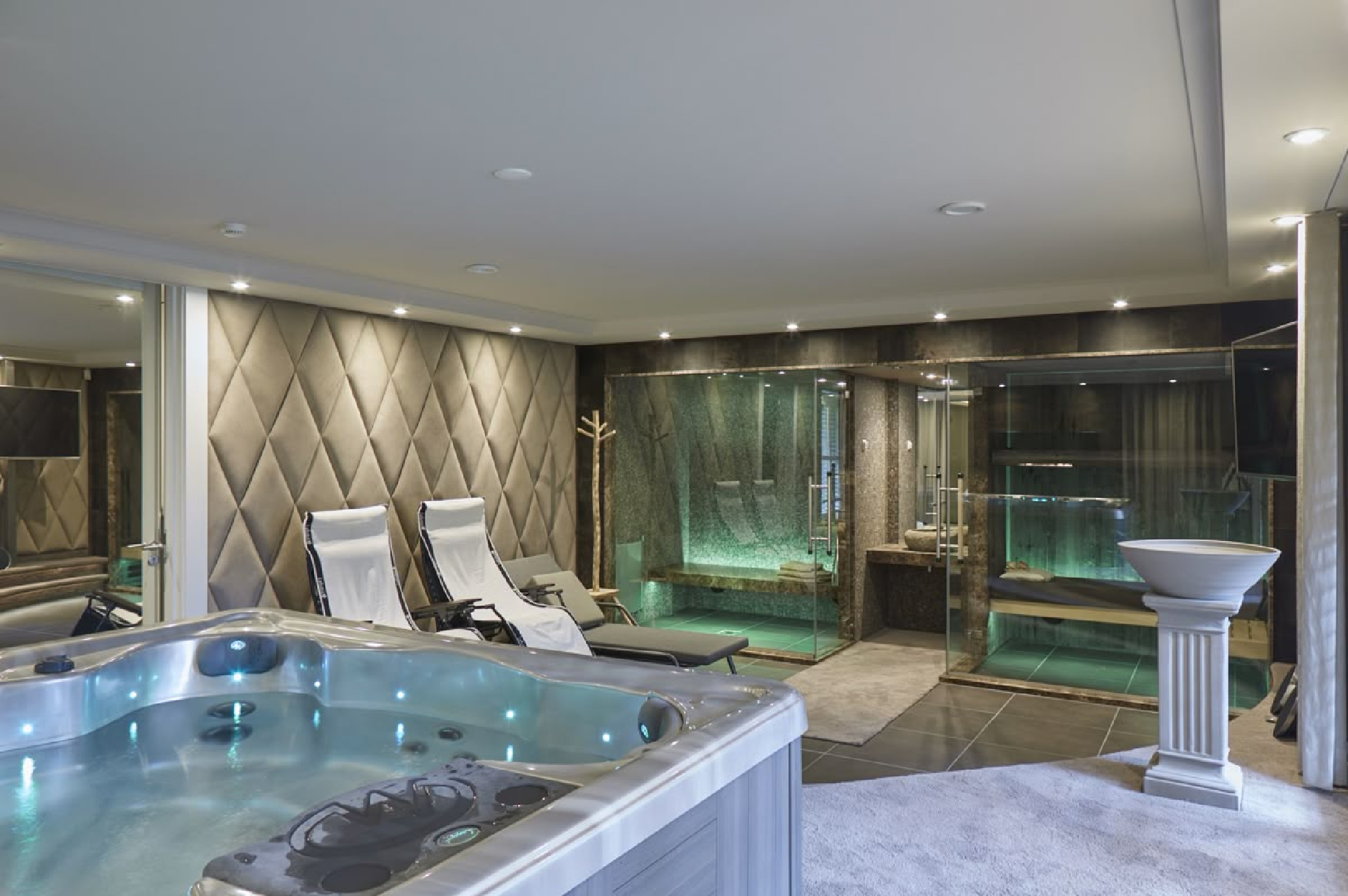 Jacuzzi & Steam Room